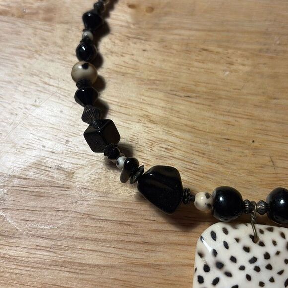 Necklace, Black and White Beaded Choker Necklace, NEW, Handmade, 15” - Picture 3 of 8